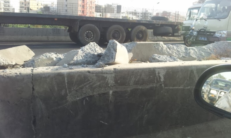 Photos Accident: Un camion de ramassage des ordures se renverse gravement sur l'autoroute