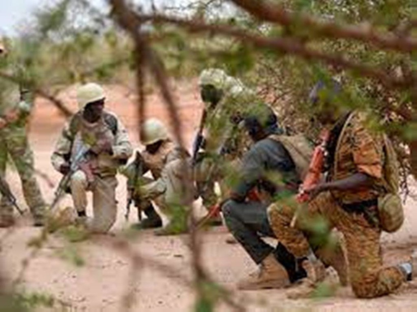 Attaques au Burkina Faso: les premières sanctions tombent, le scepticisme demeure
