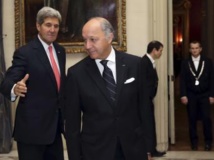 Le secrétaire d'Etat américain John Kerry et le ministre français des Affaires étrangères Laurent Fabius à Paris, le 22 octobre 2013. REUTERS/Philippe Wojazer