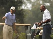 Le président américain, Barack Obama avec ancien joueur de basket-ball Alonzo Mourning lors de sa visite en Floride, le 9/11/ 2013 REUTERS/Larry Downing
