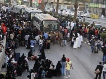 Des travailleurs éthiopiens rassemblés près des bus de la ville, à Manfouha, un quartier de Riyad, attendent d'être expulsés du royaume saoudien, le 10 novembre 2013. REUTERS/Faisal Al Nasser