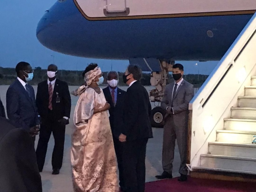 Les images de l’arrivée du Secrétaire d’Etat américain à l’AIBD: Antony Blinken a été accueilli par son homologue Aissata Tall Sall