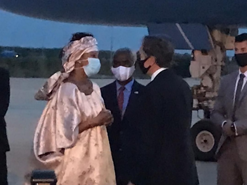 Les images de l’arrivée du Secrétaire d’Etat américain à l’AIBD: Antony Blinken a été accueilli par son homologue Aissata Tall Sall Les images de l’arrivée du Secrétaire d’Etat américain à l’AIBD: Antony Blinken a été accueilli par son homologue Aissata Tall Sall