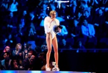 Récompensée pour le clip "Wrecking Ball", l'ancienne actrice connue pour le rôle titre dans la série de Disney "Hannah Montana", simplement habillée d'un body blanc ultra-moulant, a déclaré: "Je n'ai pas de place dans mon sac pour le trophée mais j'ai trouvé ça...".