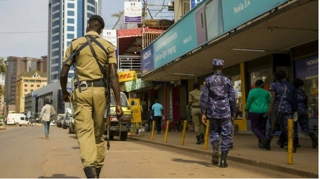 Des policiers patrouillent dans Kampala, le 25 juin 2021. AFP - BADRU KATUMBA