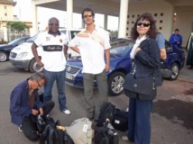 Claude Verlon (accroupi) avec Ghislaine Dupont (à droite) au Mali, en juillet dernier. RFI