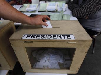Un homme vote lors du premier tour de l'élection présidentielle à Santiago, le 17 Novembre 2013. REUTERS/Eliseo Fernandez
