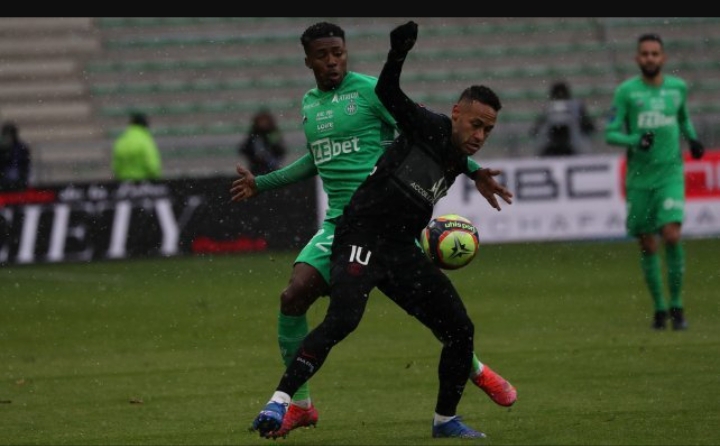 Ligue 1 : le PSG renverse Saint-Etienne, réduit à dix, mais perd Neymar sur blessure