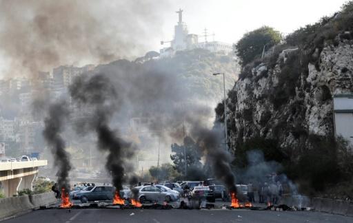 Liban: des manifestants bloquent des routes, dans un pays simplement à bout