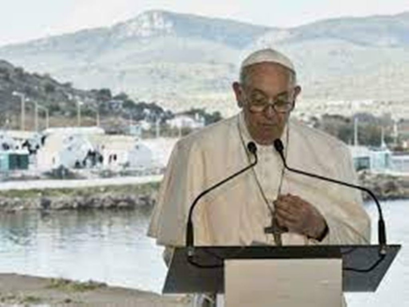 Devant des migrants de Lesbos, le pape François appelle à la fin du "naufrage de civilisation"