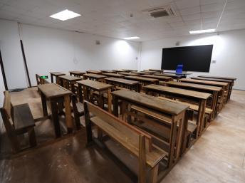 Salle de classe vide à Libreville, Gabon. AFP PHOTO/Steve Jordan