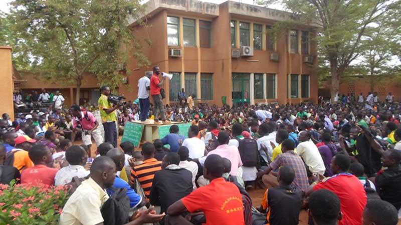 Session unique et mort de leur camarade: les étudiants de l’Université de Bambey s’affrontent actuellement avec les forces de l’ordre
