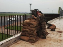La France compte actuellement en Centrafrique un peu plus de 400 militaires qui contrôlent essentiellement l'aéroport de Bangui. REUTERS/Joe Penney