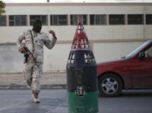 Mardi 26 novembre, des soldats libyens surveillent le calme fragile de Benghazi. REUTERS/Esam Omran Al-Fetori