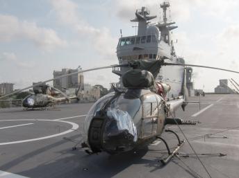 Les deux hélicoptères français «Gazelle», sur le pont du «Dixmude», dans le port de Douala. RFI / Olivier Fourt
