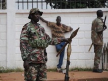 Des rebelles de l'ancienne Séléka dans les rues de Bangui, le 5 décembre 2013. AFP PHOTO/ SIA KAMBOU