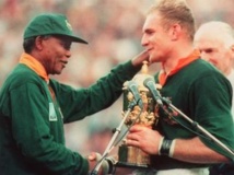 Nelson Mandela remet le trophée William Webb Ellis au capitaine de l'équipe nationale sud-africaine de rugby à XV, François Pienaar, le 24 juin 1995. AFP / JEAN-PIERRE MULLER