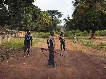 Une milice anti-balaka, le 25 novembre 2013 dans le village de Mbakate, en RCA. REUTERS/Joe Penney