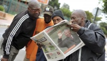 Des habitants de Soweto, ce vendredi 6 décembre, au lendemain de la mort de Nelson Mandela. REUTERS/Ihsaan Haffejee