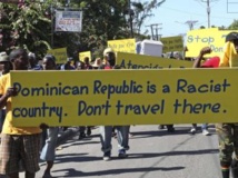 Les manifestants accusent la République dominicaine d'être un pays raciste, vendredi 6 décembre à Port-au-Prince. REUTERS/Marie Arago