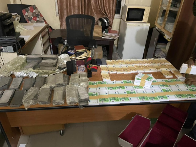 Liberté 6: plus d'1,5 milliard en billets noirs et 330 millions Fcfa en faux billets saisis par la police de Médina Liberté 6: plus d'1,5 milliard en billets noirs et 330 millions Fcfa en faux billets saisis par la police de Médina