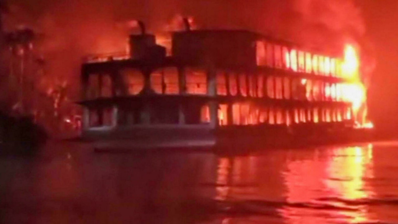 Bangladesh: incendie meurtrier à bord d'un ferry sur une rivière du sud du pays Bangladesh: incendie meurtrier à bord d'un ferry sur une rivière du sud du pays