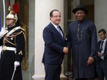 Le président Goodluck Jonathan salue son homologue français lors du sommet de l'Elysée. REUTERS/Benoit Tessier
