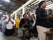 Des femmes prient durant une messe, à Bujumbura (archives). Godong/Universal Images Group via Getty Image