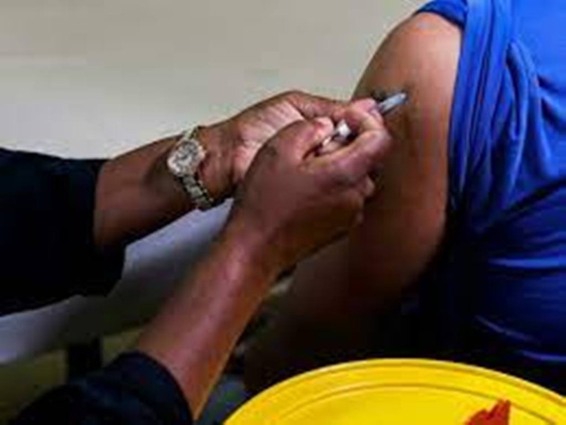 Les pays d'Afrique multiplient les restrictions pour freiner Omicron
