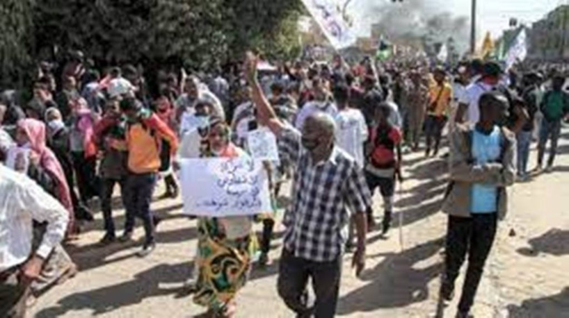 Soudan: des milliers de manifestants anti-putsch sans internet ni téléphone Soudan: des milliers de manifestants anti-putsch sans internet ni téléphone