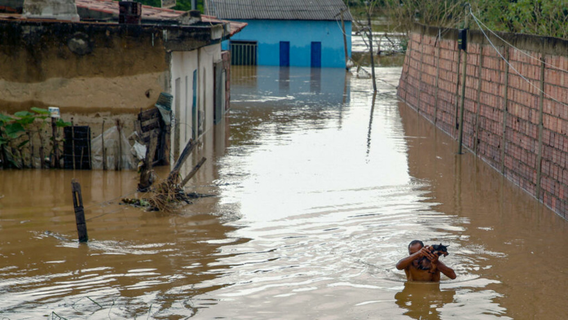 Au Brésil, plusieurs morts dans des inondations causées par des pluies torrentielles Au Brésil, plusieurs morts dans des inondations causées par des pluies torrentielles
