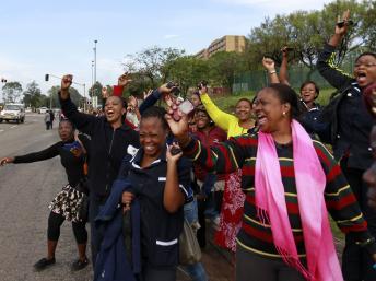 Des femmes chantent sur le passage du cortège transportant le cercueil de Nelson Mandela, ce 11 décembre à Pretoria. REUTERS/Thomas Mukoya