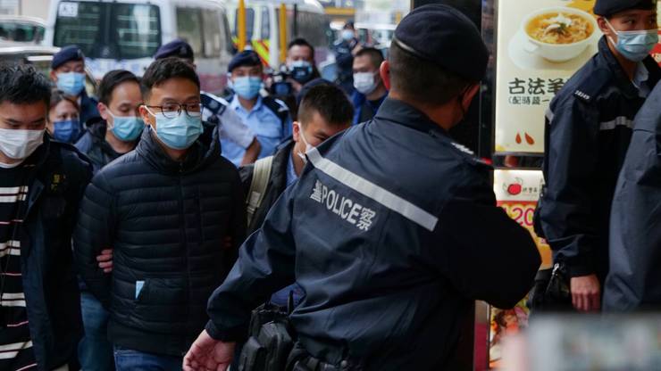 Hong Kong: deux personnes inculpées pour «sédition» après l'opération contre Stand News