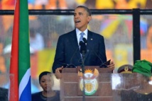 Le président américain Barack Obama et l'interprète en langue des signes (d.) lors de la cérémonie d'hommage à Nelson Mandela, le 10 décembre 2013. REUTERS/SABC