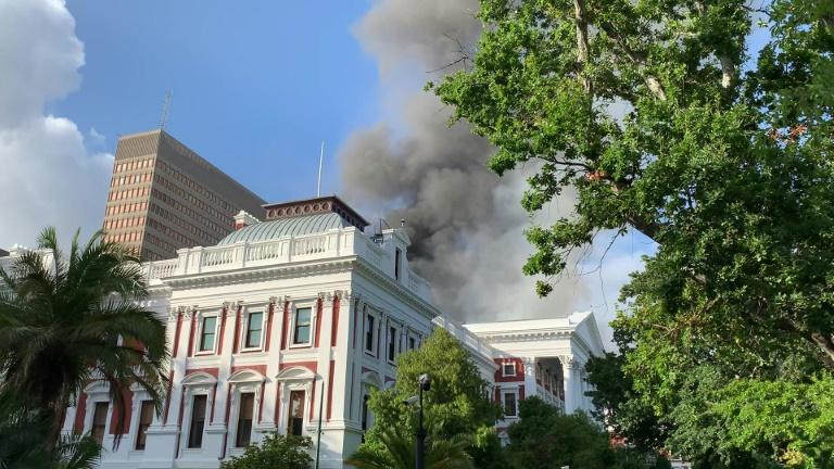 Un incendie fait rage au Parlement sud-africain au Cap