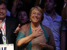 Michelle Bachelet célèbre sa victoire, ce dimanche 15 décembre 2013. REUTERS/Ivan Alvarado