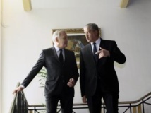 Jean-Marc Ayrault (gauche) et Abdelmalek Sellal veulent faire avancer la coopération franco-algérienne. REUTERS/Ramzi Boudina