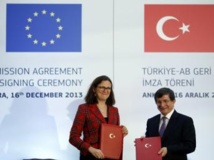 Cecilia Malmström (G), commissaire européenne aux Affaires intérieures et Ahmet Davutoglu, ministre turc des Affaires étrangères (D) lors de la signature de l’accord avec l’UE à Ankara, le 16 décembre 2013. REUTERS/Umit Bektas