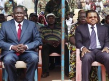 Le duo au pouvoir à Bangui, après l'éviction du président déchu François Bozizé, Michel Djotodia (G) et Nicolas Tiangaye, le 30 mars 2013. REUTERS/Alain Amontchi