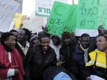 Des migrants africains protestent devant la Knesset, à Jérusalem, le 17 décembre 2013. REUTERS/Ammar Awad