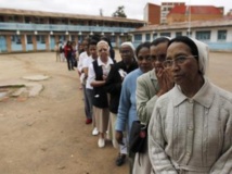 Une file d'attente devant un bureau de vote d'Antananarivo, ce vendredi 20 décembre 2013. REUTERS/Thomas Mukoya