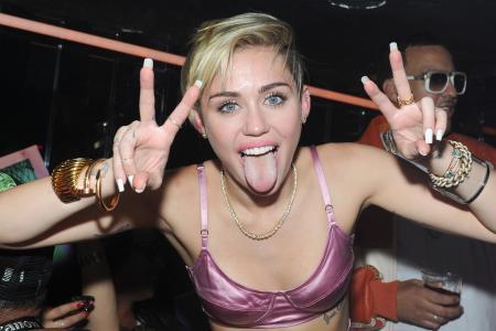 Miley Cyrus dévoile enfin à ses fans pourquoi elle tire toujours la langue sur les photos !