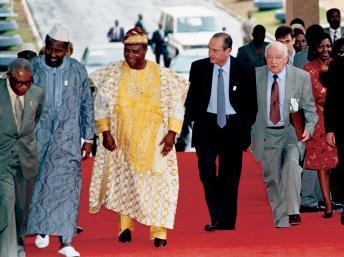 Fernand Wibaux, à droite de Jacques Chirac, en 1995, lors d'une rencontre avec des chefs d'Etat africains au Bénin. AFP PHOTO / CHRISTOPHE SIMON