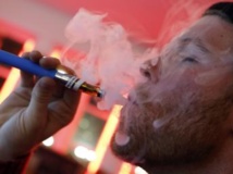 Un usager de cigarette électronique au Henley Vaporium, à New York, le 18 décembre 2013. REUTERS/Mike Segar
