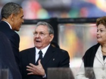 Echange historique entre Barack Obama et Raul Castro, le 10 décembre 2013 lors des obsèques de Nelson Mandela à Soweto, en présence de Dilma Rousseff. REUTERS/Kai Pfaffenbach/Files