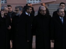Les ministres Zafer Caglayan (tout à gauche) et Muammer Güler (tout à droite), avec leurs homologues à l'Energie et à l'Agriculture, le 18 décembre à Ankara. REUTERS/Umit Bektas