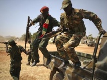 Les soldats de la SPLA, l'armée régulière sud-soudanaise, sont prêts à avancer sur Bor. REUTERS/Goran Tomasevic