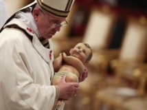 Le pape François, lors de la messe qu'il a célébré le mardi 24 décembre 2013 dans la Basilique Saint-Pierre. REUTERS/Tony Gentil