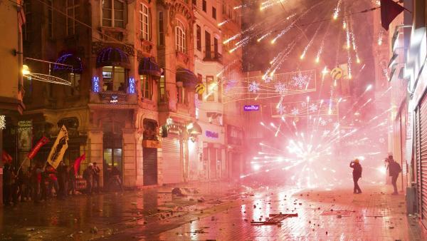 Des manifestants utilisent des feux d'artifice contre les forces de l'ordre à Istanbul, le 27 décembre 2013.