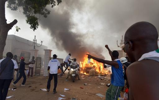 Burkina: des manifestants incendient le siège du parti au pouvoir à Ouagadougou